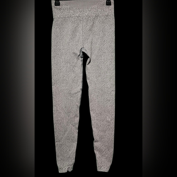 Gymshark Gray Leggings EUC Size 2 (26 Waist) - Picture 3 of 4